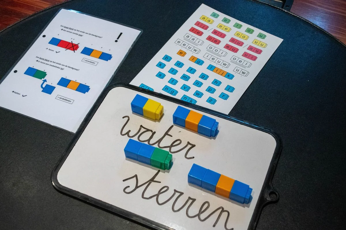 Spellingsoefening met blokjes en woordkaarten bij dyslexie