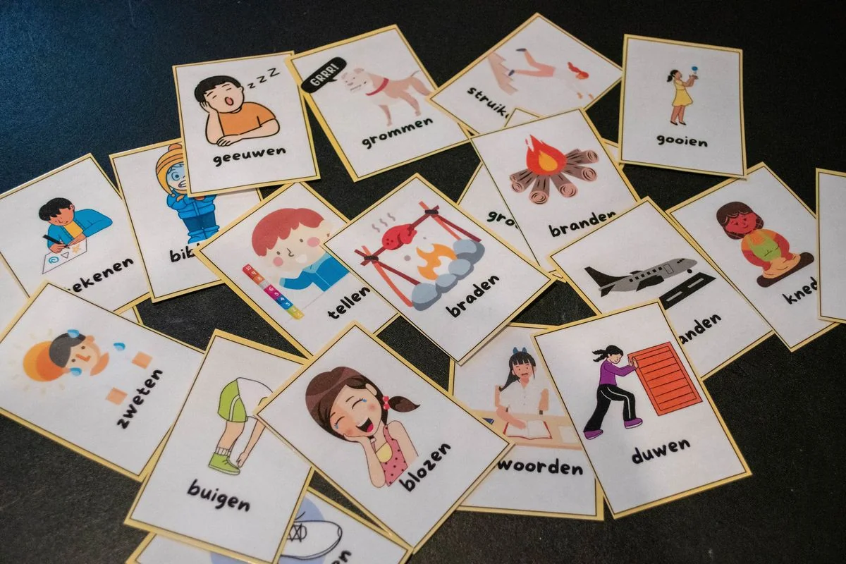 Praatplaatjes met werkwoorden voor taaltherapie bij een taalontwikkelingsstoornis