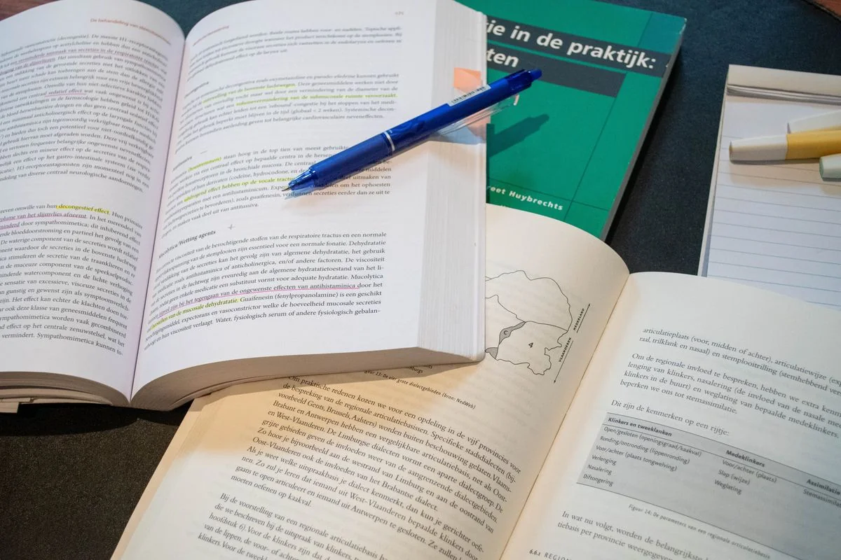 Studieboek met markeringen tijdens studiecoaching
